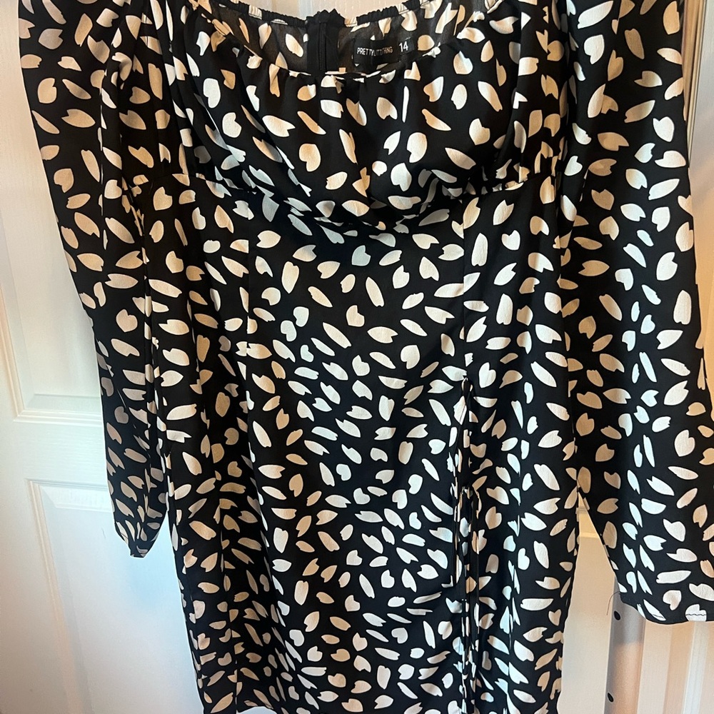 PrettyLittleThing Black and Cream Long Sleeve Dress